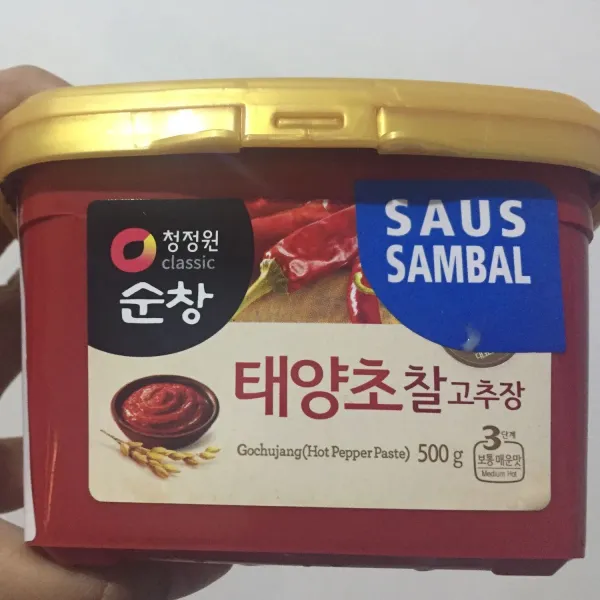 Lalu masukkan 1 sdt gochujang (merk gochujang pada foto mengandung 0,15% alkohol) ada pula yang halal dijual di pasaran hanya saja sering kosong, bisa beli via online.