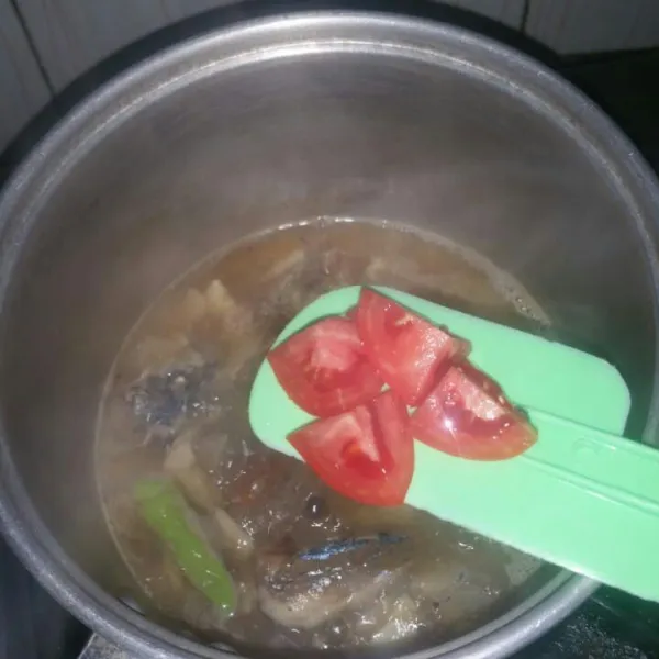 Masukkan tomat dan tetap masak sampai tomat sedikit layu.