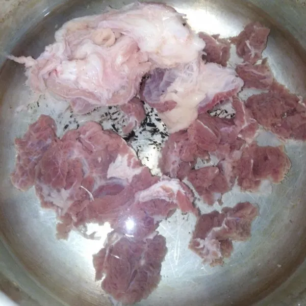 Iris daging kecil-keci lalu presto selama 30 menit.