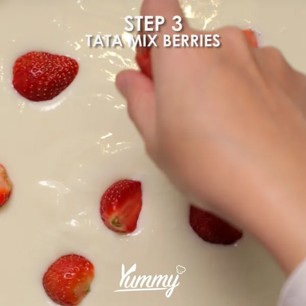 Tata mix berries, almond roasted, dan granola di atas yogurt sesuai selera.