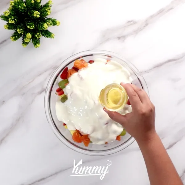 Beri madu dan keju parut, aduk merata.