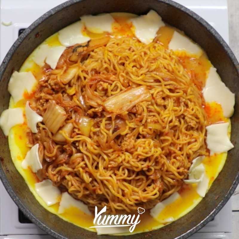 Resep Masakan Mie Goreng Kimchi Telur Keju dari Chef Yummy 