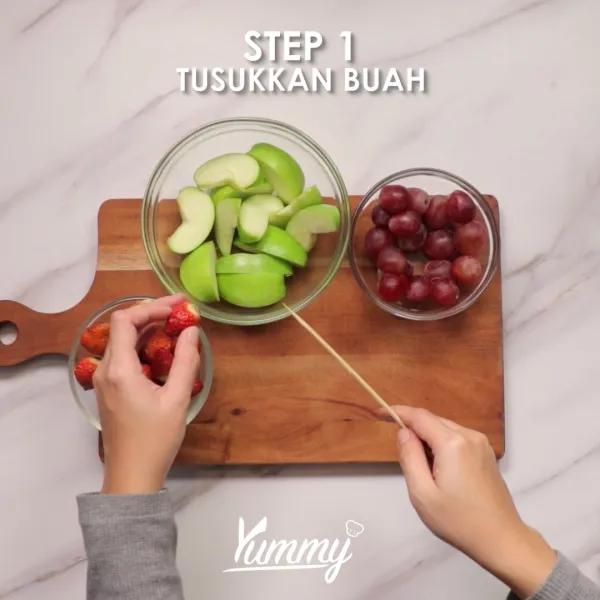 Tusukkan buah pada tusuk sate. Sisihkan.
