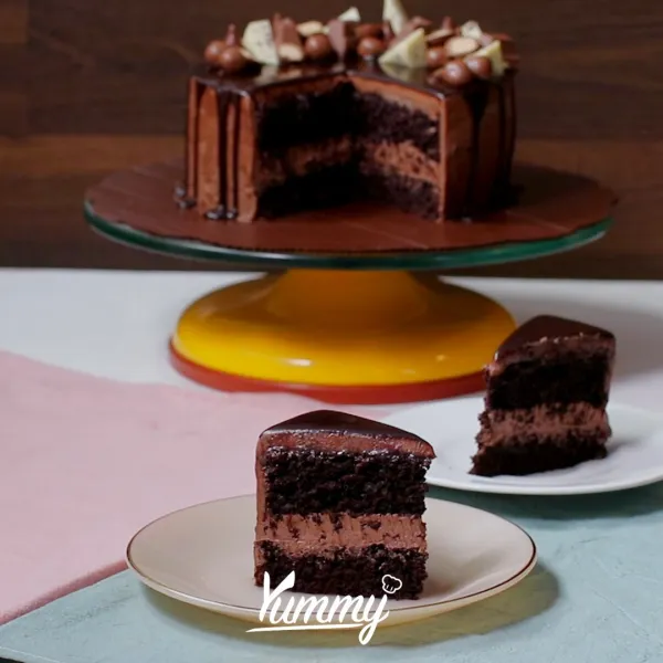 Beri dropping coklat ganache dan topping coklat di atasnya sesuai selera.
Chocolate Fudge Cake siap disajikan.