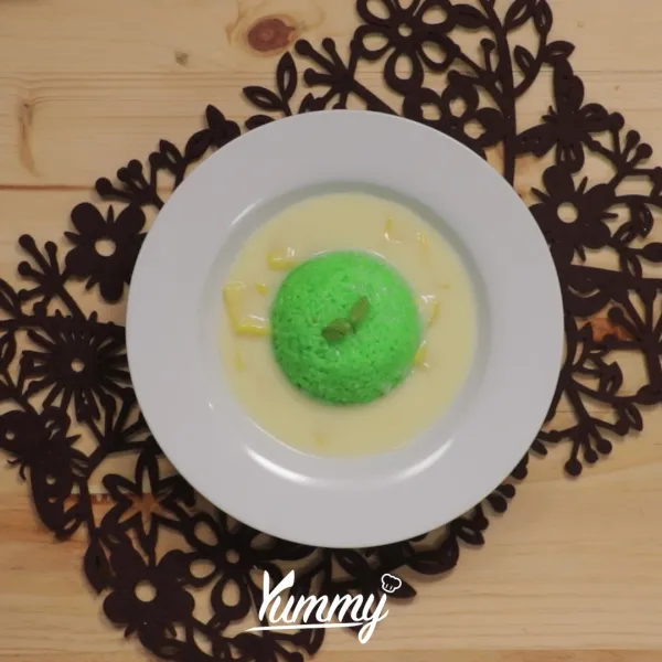 Letakkan ketan pandan diatas piring lalu siram dengan kuah nangka.