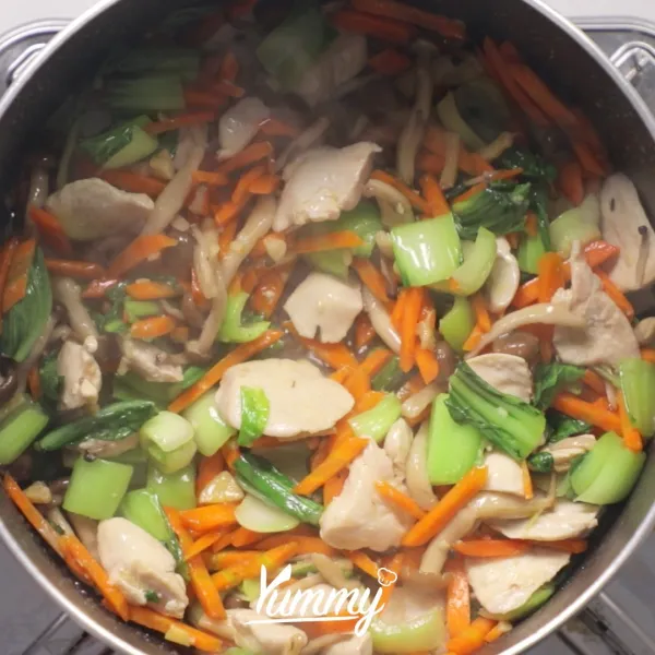 Masukkan jamur, wortel, dan bok choy. Aduk rata, masak hingga ½ layu.