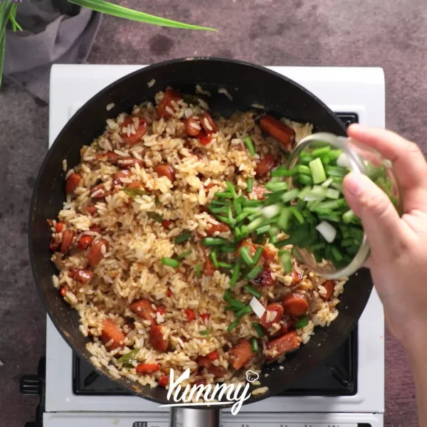 Masukkan daun bawang. Aduk rata.