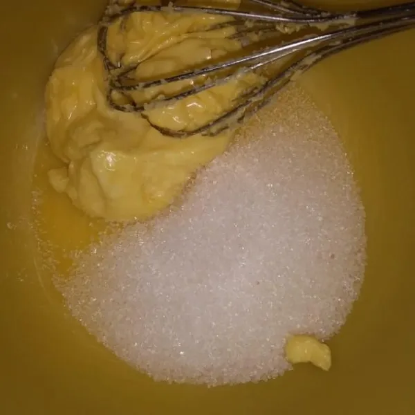 Campurkan butter dan gula pasir menggunakan whisk.
