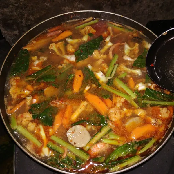 Tom yam siap dihidangkan.