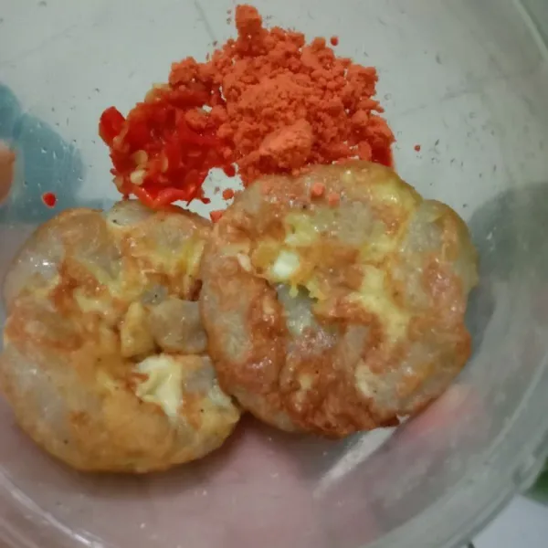 Masukan 2 cilor yang sudah matang beri sambal dan keju bubuk lalu di aduk dan hancurkan menggunakan sendok.