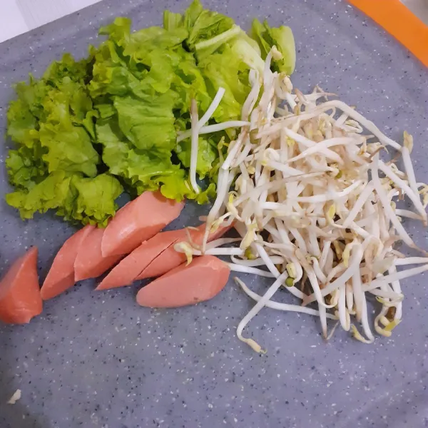 Siapkan bahan-bahan dan rebus mie kuning.