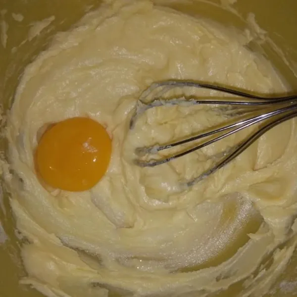 Masukkan kuning telur, aduk sebentar hingga tercampur rata.