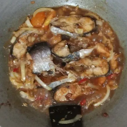 Masukkan ikan patin, garam, gula, dan merica bubuk, masak hingga kuah meresap ke dalam ikan.