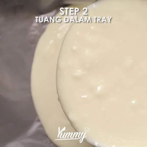 Siapkan tray yang sudah dilapisi plastik atau kertas minyak. Tuangkan yogurt ke dalamnya, ratakan hingga mencapai ketebalan yang sama.