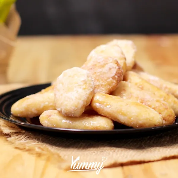 Setelah mendidih masukkan getas yang telah digoreng ke dalam rebusan gula. Aduk hingga getas terbalur rata. Angkat dan biarkan dingin dan padat.
