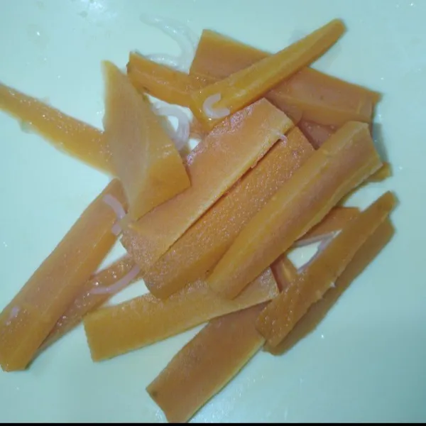 Rebus wortel hingga setengah matang.