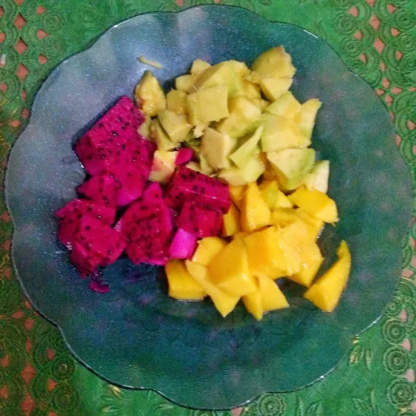 Kupas dan potong dadu buah-buahan, sisihkan.