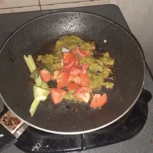 Masukkan potongan tomat, sereh, dan daun jeruk.
