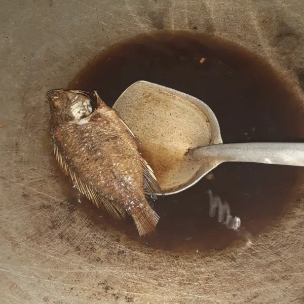 Panaskan minyak, goreng ikan hingga berwarna keemasan. Angkat dan tiriskan.