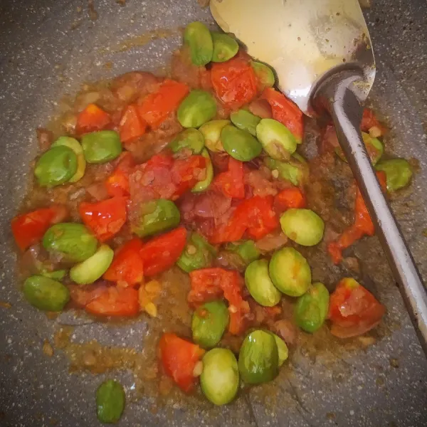 Masukkan potongan tomat disusul pete sampai tomat layu, terakhir masukkan cabe ijo dan ikan asin.. tambahkan gula, kaldu bubuk dan lada.