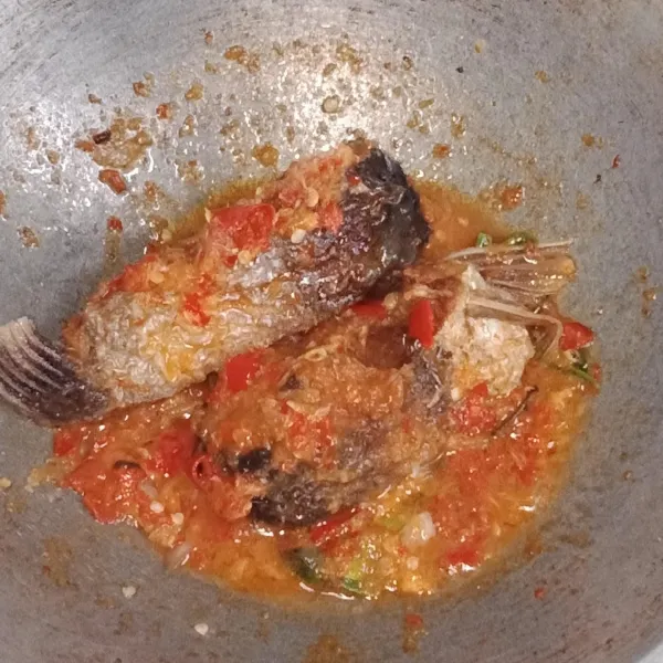 Masak sampai air menyusut dan koreksi rasa. Sajikan saat matang.