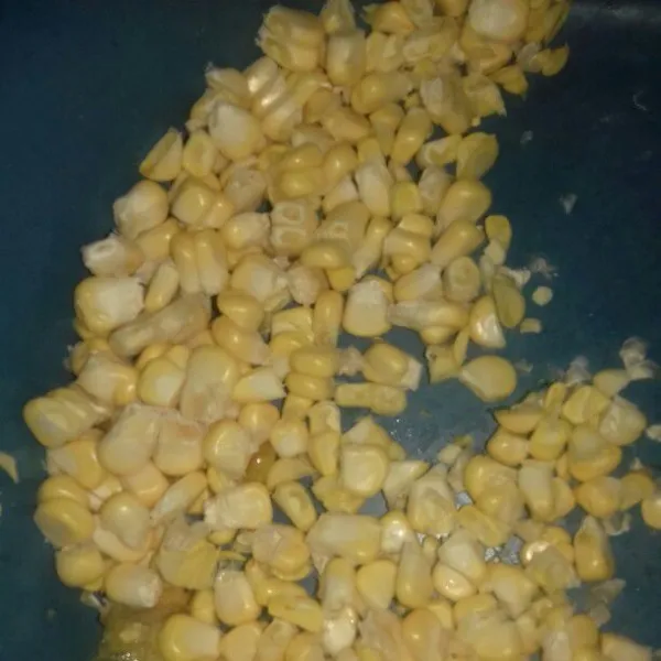 Pipil jagung kemudian cuci bersih.