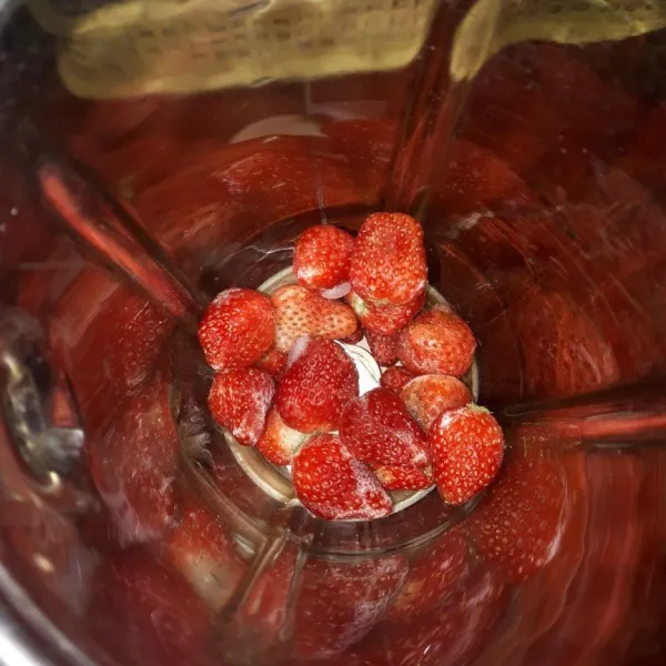 Setelah bersih, masukkan strawberry ke dalam blender.