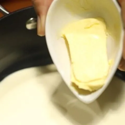 Didihkan whipping krim dengan butter.