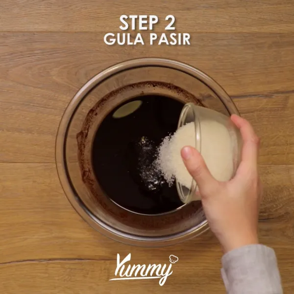 Campurkan gula, telur, dan vanilla pasta. Aduk hingga tercampur rata dan adonan menjadi lembut. Sisihkan.