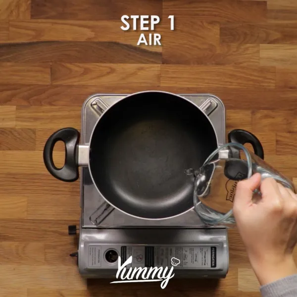 Siapkan sauce pan, masukkan air, mentega tawar, brown sugar, gula pasir, dan garam. Aduk rata, masak hingga mendidih dan gula larut. Matikan api, lalu tambahkan vanilla ektrak dan tepung terigu, aduk hingga tercampur rata dan membentuk adonan.