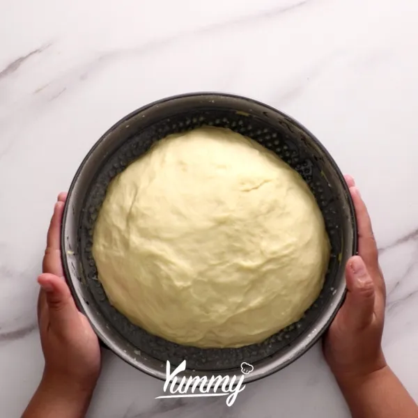 Panggang 1 resep adonan #YummyResepDasar Adonan Roti dalam loyang bulat berdiameter 18/20 cm. Olesi dengan kuning telur lalu beri taburan biji wijen. Panggang hingga matang dalam suhu 180 derajat selama 40 menit.