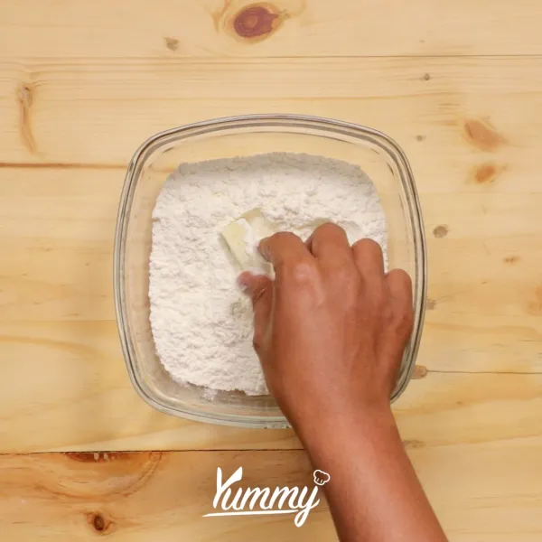 Balur zucchini ke dalam tepung terigu lalu celupkan ke dalam kocokan telur. Setelah itu balur lagi dengan tepung roti yang telah dicampur parmesan.