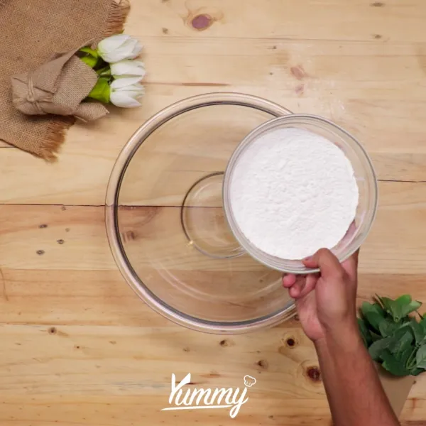 Campurkan tepung ketan, tepung beras, kelapa parut, vanila dan garam dalam mangkuk lalu aduk hingga tercampur rata.