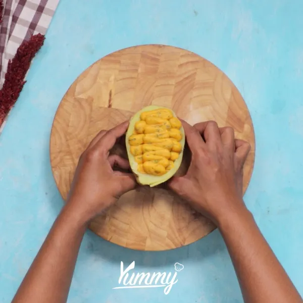 Siapkan kulit kentang yang berbentuk mangkuk lalu bentuk kentang di atas kulit dengan bentuk sesuai selera (lakukan hingga adonan habis).