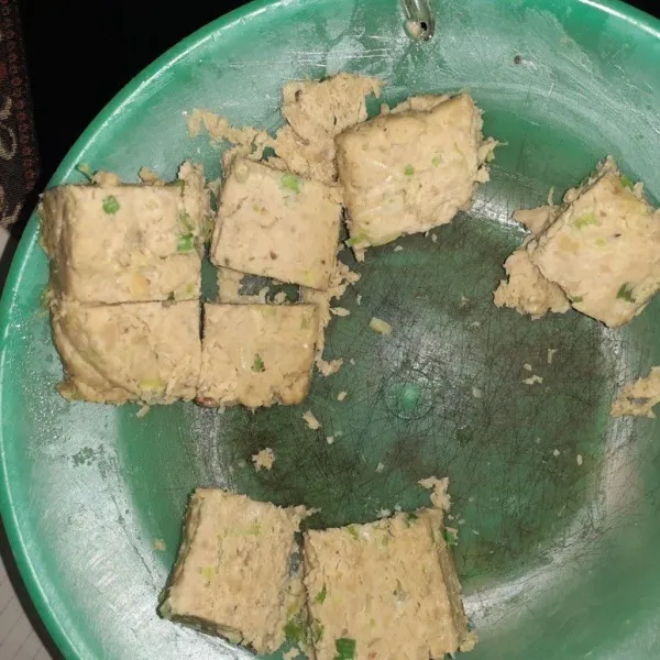 Keluarkan tempe dari loyang cetakkan, potong-potong sesuai selera.