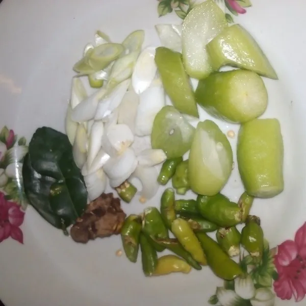 Potong kecil-kecil cabe rawit, daun bawang, belimbing wuluh, laos geprek, dan daun jeruk purut.