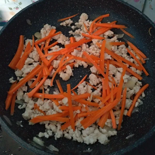 Masukan wortel aduk-aduk sebentar.