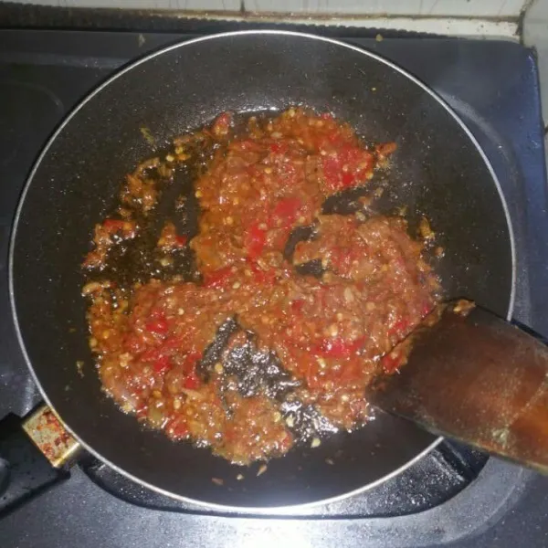 Panaskan minyak, lalu tumis sambal yang sudah dihaluskan sampai harum, masak dengan api kecil sambil sering diaduk hingga rata.