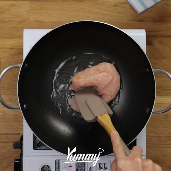 Panaskan sedikit minyak pada teflon, tumis daging ayam cincang hingga matang, tambahkan bumbu mie instan. Aduk rata.