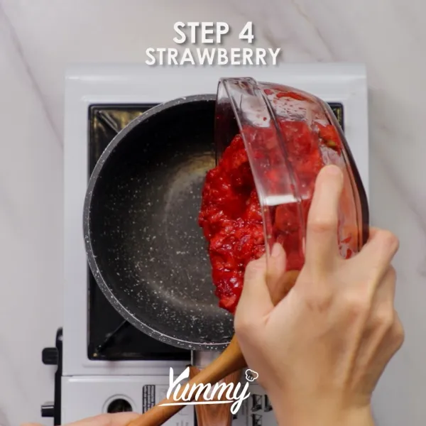 Masukkan strawberry, gula pasir, dan air perasan lemon pada saucepan. Aduk rata, masak hingga membentuk konsistensi sirup. Sisihkan dan dinginkan.