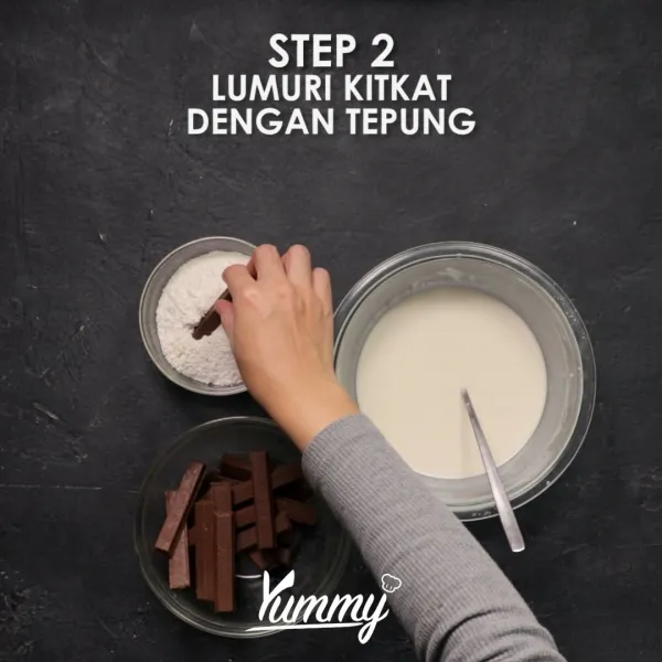 Lumuri kitkat dengan tepung terigu. Celupkan pada adonan tepung basah, kemudian balurkan pada tepung panko. Lakukan sebanyak dua kali.