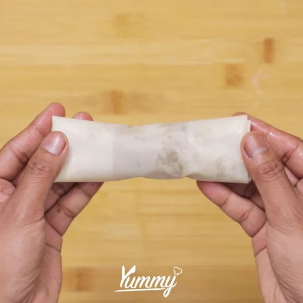 Siapkan satu lembar kulit lumpia lalu isi dengan bulgogi. Setelah itu gulung dan rekatkan dengan putih telur bagian pinggirnya agar tidak lepas saat digoreng.