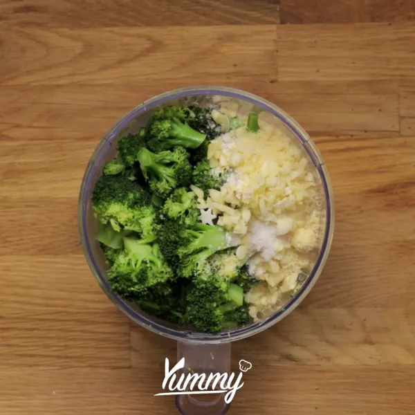 Masukkan brokoli ke dalam food processor, tambahkan telur, keju parmesan, tepung, bawang putih, dan garam. Proses hingga tercampur rata dan lembut.