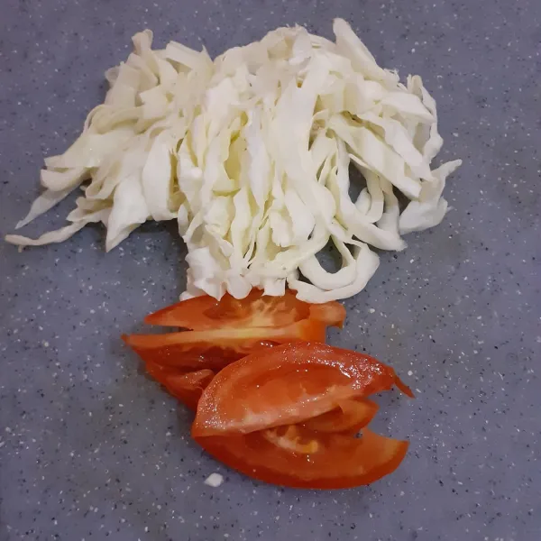 Iris kubis dan tomat merah.