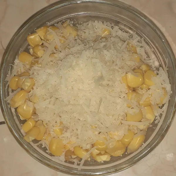 Tambahkan keju parut, lalu aduk.