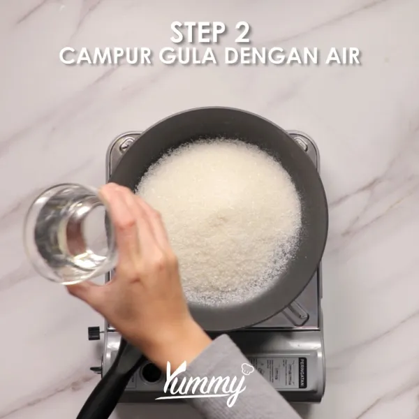 Siapkan sauce pan, tuangkan gula, air, dan perasaan air lemon.