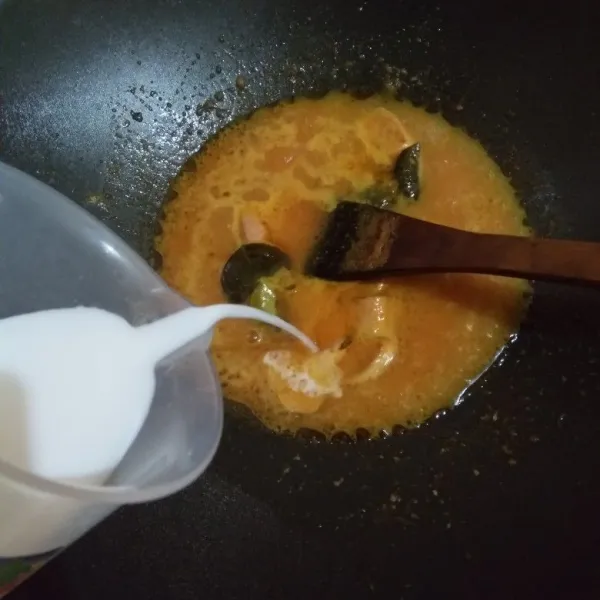 Masukkan santan kemudian tunggu hingga mendidih.