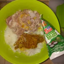 Campurkan kelapa, bumbu halus yang ditumis serta daging ayam cincang.
