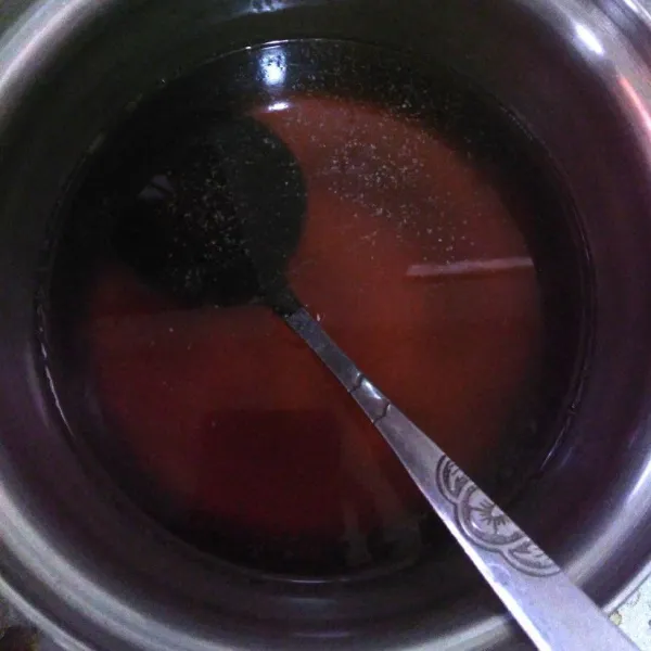 Tuangkan air ke dalam panci, tambahkan kecap asin, kecap manis, garam, gula pasir, merica bubuk, dan bawang putih bubuk. Panaskan dan aduk hingga merata.
