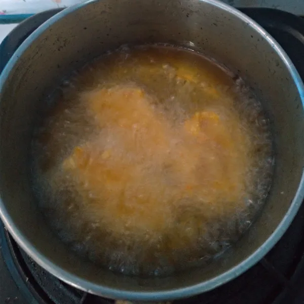 Panaskan minyak goreng bakwan jagung sampai matang.